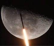 [우주를 보다] 달을 가로지르다..우주로 날아가는 팰컨9 로켓