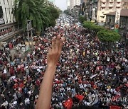 SNS·인터넷도 막았지만 미얀마 거리서 수천명 쿠데타 항의 시위(종합3보)