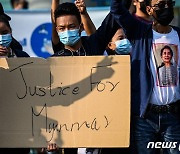 인터넷 차단에 BT메신저로 '저항'.. 미얀마 수만명 이틀째 시위(종합)