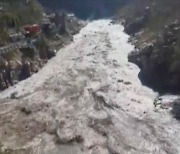 히말라야서 녹아내린 빙하로 댐 파손.. 150명 실종 추정