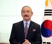 해리스 前대사 "한국, 내 콧수염 두고 인종차별까지..매우 놀라"