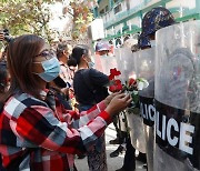 '돌 대신 꽃을'.. 미얀마 反쿠데타 수만명 모여도 비폭력인 이유