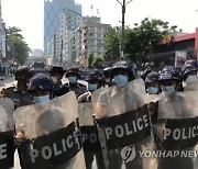 "군부독재 원하지 않는다" 미얀마 양곤서 10만명 거리로 (종합)