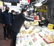 "힘내세요, 소상공인 여러분".."시장 상권회복에 정책역량 집중할 것"