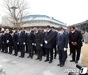 이낙연 민주당 대표, 순천 여순항쟁탑 참배