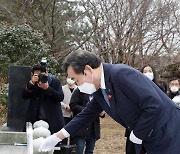 순천 여순항쟁탑에 헌화하는 이낙연 대표