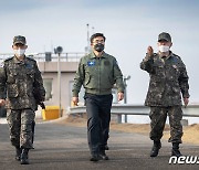 서욱, 해병 2사단 소초·방공관제대 방문..'대비태세' 강조