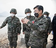 서욱 국방장관, 탈북민 재입북 뚫렸던 강화도 현장 점검