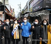 재래시장 방문한 우상호 예비후보