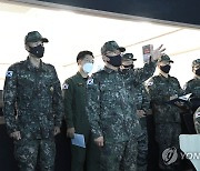 관제 시뮬레이터서 현황 보고받는 부석종 해군참모총장