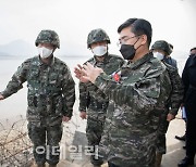 [포토]서욱 국방부 장관, 해병 2사단 및 방공관제대 찾아