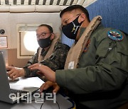 [포토]해상초계기(P-3C)에서 작전현황 점검하는 부석종 해군참모총장