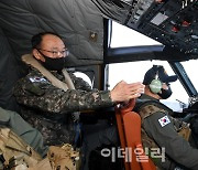 [포토]해상초계기(P-3C)타고 경계작전 점검하는 부석종 해군참모총장