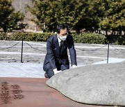 우상호 "늘 노무현 곁에 있겠습니다"..봉하마을서 '친문' 손짓