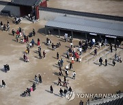 한낮 봄처럼 포근..경복궁 나들이 나온 시민들