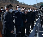 농수산물도매시장 이전부지 살피는 송철호 울산시장