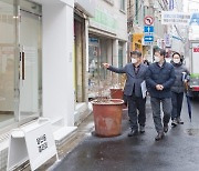 [포토]채현일 영등포구청장, 당산골 문화거리 현장점검 나서