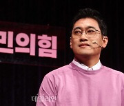 <포토> 제1차 맞수토론 참석한 오신환