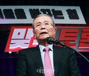 <포토> '서울을 바꾸는힘 제1차 맞수토론' 인사말하는 김종인