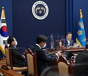 문 대통령 "고용회복에 총력체제 대응..공공부문 역할 강화"