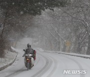 눈 맞으며 배송하는 우체국 집배원