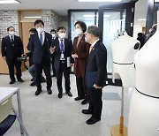 고교학점제 연구학교 둘러보는 유은혜 부총리