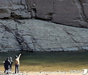 국보 제285호 반구대 암각화 보는 관광객들