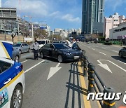 운전자 의식 잃고 분리대 받고 멈춘 벤츠..순찰 경찰이 구조