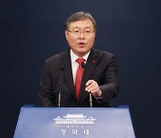 靑 신현수 민정수석 '사의 표명'..文대통령 반려