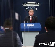 靑 "신현수 민정수석, 사의 표명..文대통령이 만류"