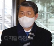 '당국의무' 강조했던 은성수..이번엔 "당국 이러쿵 부적절"