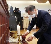 文대통령, 백기완 선생 빈소 조문.."훨훨 날아가시길"