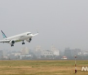 강풍 부는 제주공항, 항공기 33편 결항·지연 운항