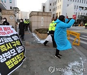 '정인이 양부모 2차 공판' 법원 앞 시민 시위