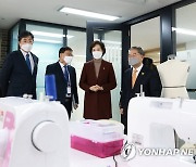 고교학점제 연구학교 둘러보는 유은혜 부총리