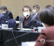 부총리 인사말 경청하는 조희연 서울시교육감