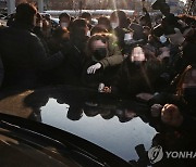 '정인이' 양부 탑승차량 앞에서 시위하는 시민들