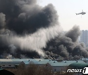 구리 물류창고 불 진화..2명 부상·6개동 소실(종합)