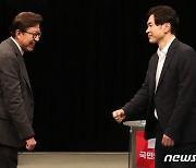 TV토론회서 인사 나누는 박형준·박성훈