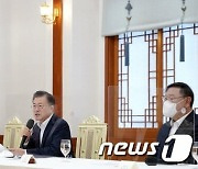 文대통령 "코로나 진정 시 국민위로지원금 지급 검토"