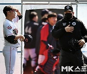 박세웅 'KBO 심판도 야구 선배' [MK포토]