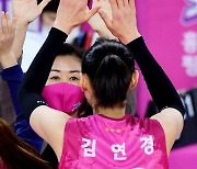 [ST포토] 박미희 감독, '김연경에게 눈빛으로 전하는 인사'