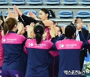 김연경 '다들 수고했어'[포토]