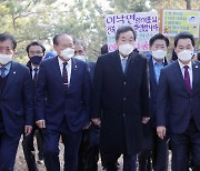 전북 부안 수소연료전지 스마트팜 설립부지 현장 찾은 이낙연 대표