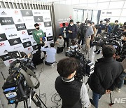 출국 전 취재진과 인터뷰 하는 양현종 선수