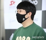 출국 전 취재진 질문에 답변하는 양현종 선수