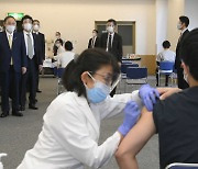 일본, 화이자 백신 물량 부족에 고령자 접종 계획 차질 우려