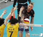 '주전 없는' OK금융그룹, '감독 없는' KB손보 3-2 제압..4위 도약