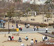 번화가 '북적' 공원 주차장 '만차'..포근한 주말 부산 나들이 '인파'