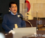 정부 "금주 백신 접종 시작..감염 위험 점차 줄 것"